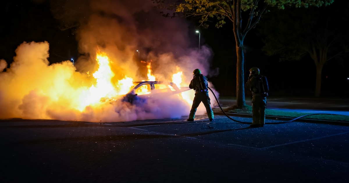 Rotzooi, leverworsten en autobranden: parkeerplaats voetbalclub verandert ’s nachts in overlastplek