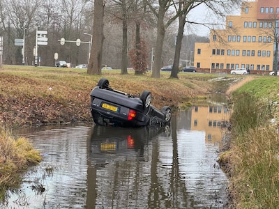 Automobilist raakt van de weg en belandt op de kop in sloot