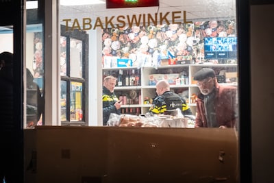 Ondanks elf overvallen blijft tabaksbaas Iqbal (74) doorgaan: ‘Wat moet je anders?’