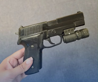 Politie vindt in Hoogvliet nepvuurwapen en waarschuwt