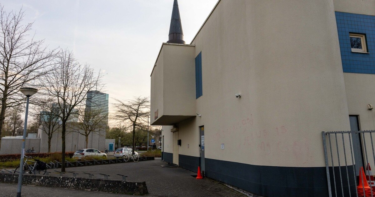 Moskee beklad in Almere Stad: ‘Pijnlijk dat deze plek zo wordt aangevallen’