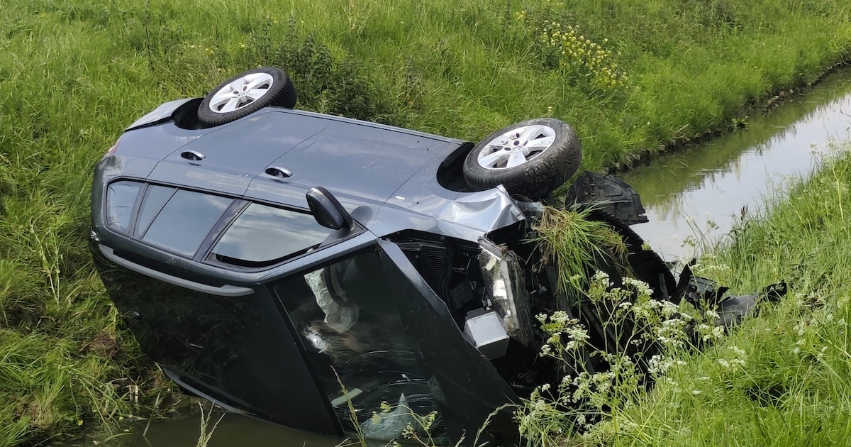 Auto belandt langs A29 bij Klaaswaal