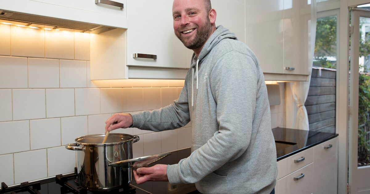 Bas (39) deelt liters soep met zijn buren en weet zo hoe het met ze is: ‘Een kleine moeite’