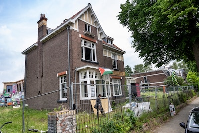 Buurt heeft vooral begrip voor krakers die in al jaren leegstaande villa trekken: ‘Schande dat er zo