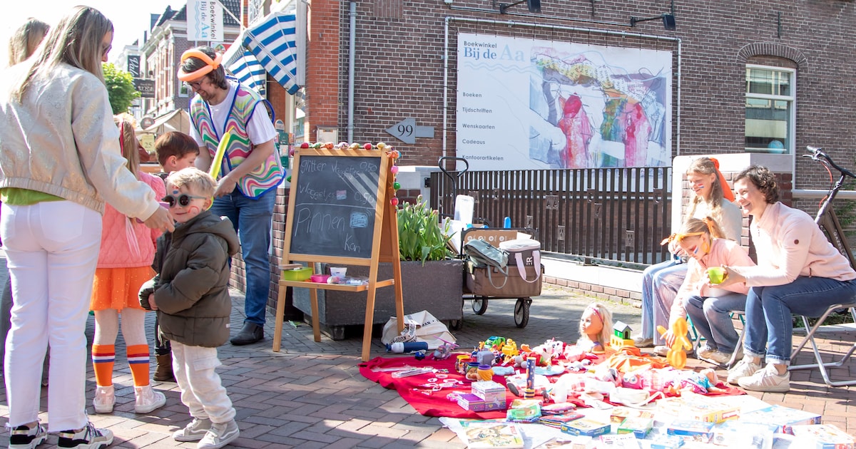 Kleedjesmarkt in winkelcentrum Carnisse Veste op Koningsdag