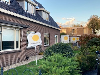 Op de Zegwaartseweg staat drie klushuisjes op een rij te koop