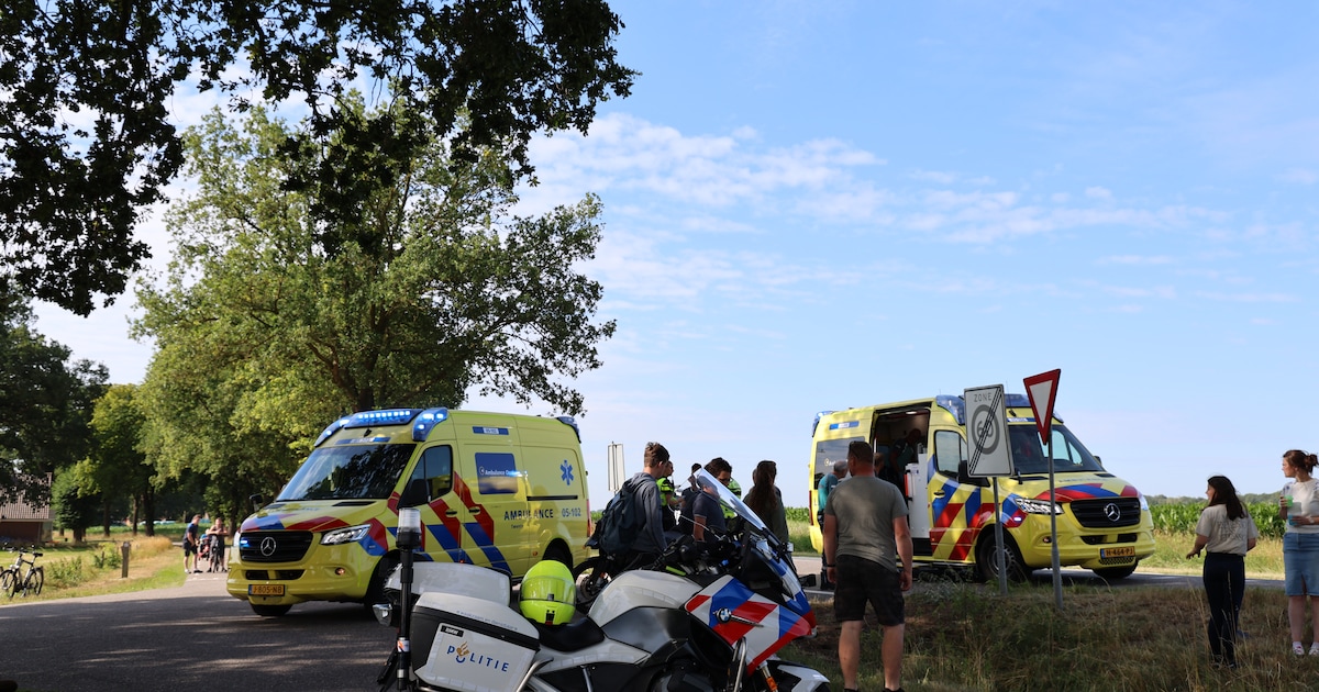 Motorrijders botsen tegen elkaar in Markelo en belanden in ziekenhuis
