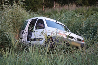 Auto raakt van de weg en belandt in sloot op N331 bij Zwolle