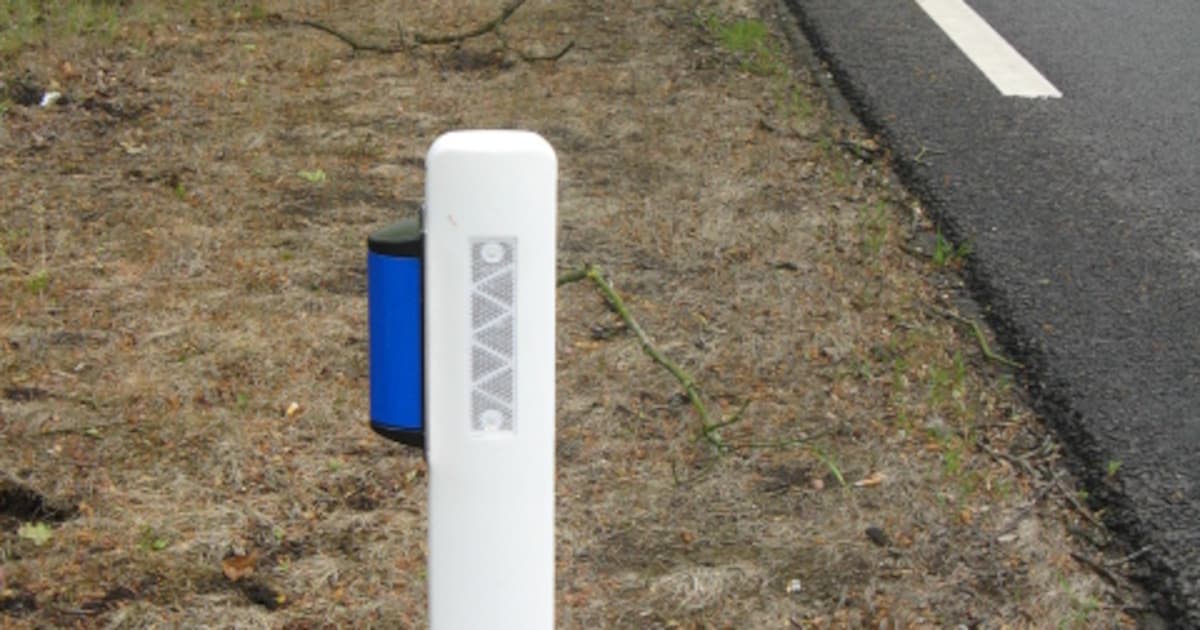 Dit is de omstreden functie van blauwe reflectoren op bermpalen