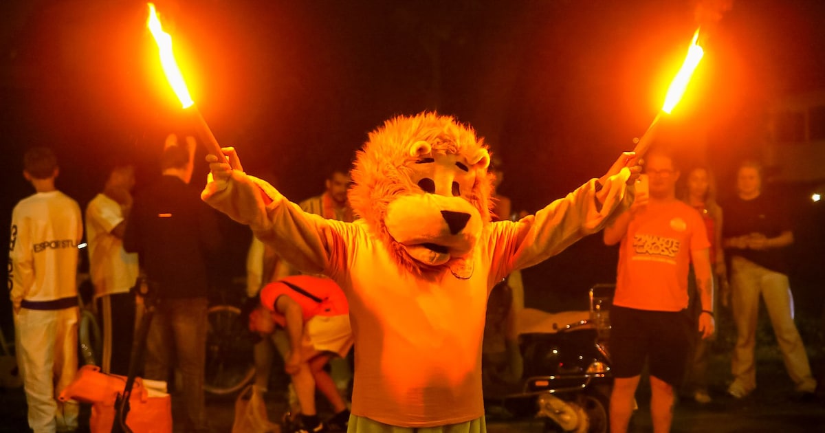 Feest na Oranje-zege eindigt met boetes op bekende oranjerotonde: ‘Ontzettend lullig en belachelijk’