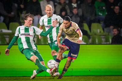 FC Dordrecht eindigt serie zonder zege met kletsnatte 2-0 triomf op VVV-Venlo