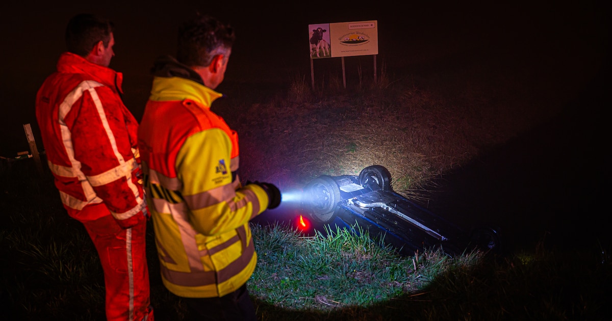 Auto ondersteboven in sloot in Oostvoorne