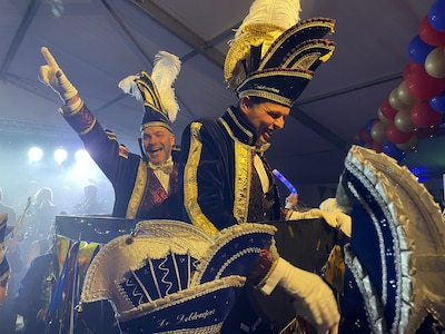 Prins Roy en adjudant Wout regeren over Dolddraejers in Zenderen