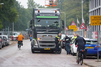 Vrachtwagen raakt fietser bij achteruitrijden in Zwolle