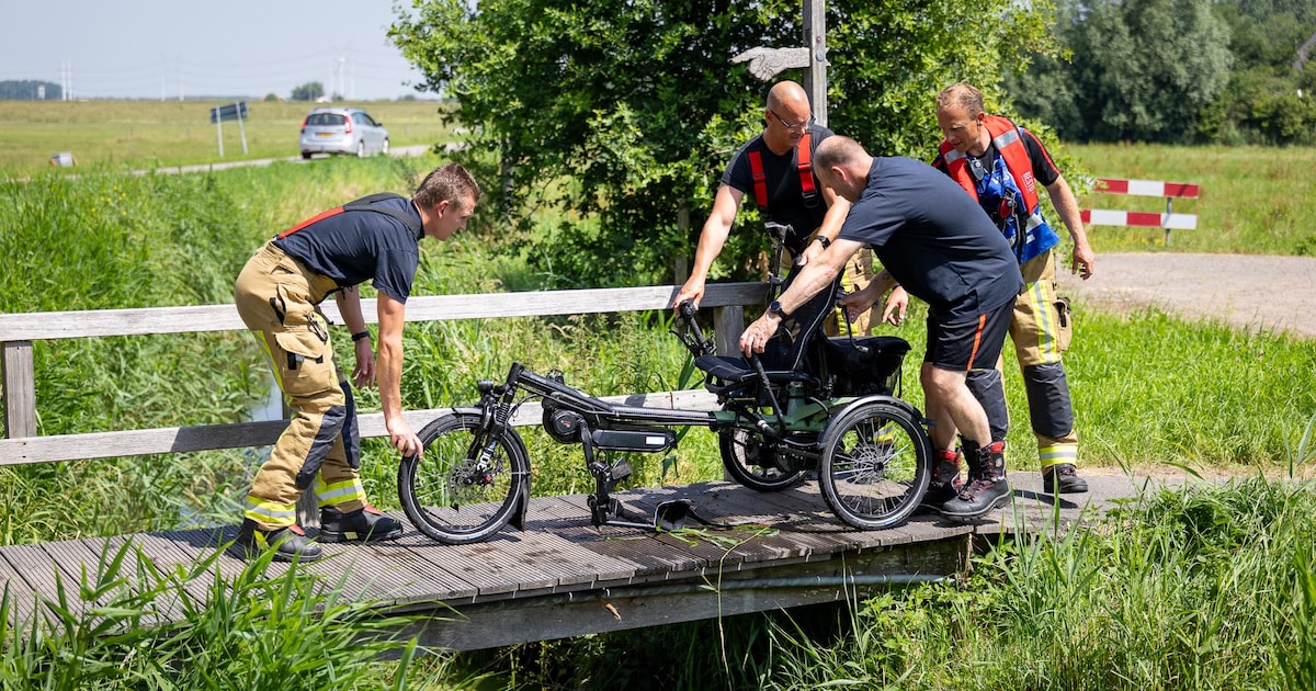 Fietser belandt in sloot aan Kerkweg in Spaarndam