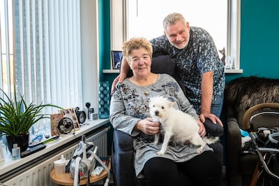 Tine (58) heeft een ziekte die op Parkinson lijkt, maar dat niet is: ‘Je wordt steeds afhankelijker’