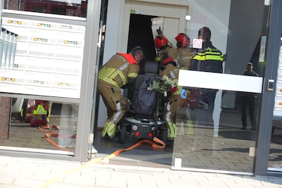 Oudere vrouw ramt liftdeuren in Dongen en hangt daarna met scootmobiel in liftschacht