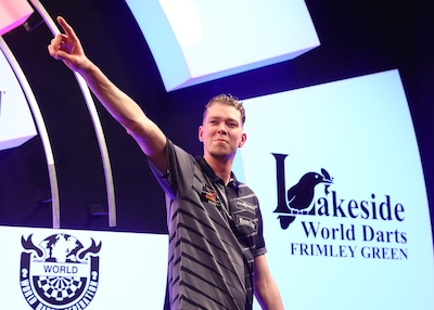 Titelfavoriet Jimmy van Schie uit Breda bereikt met speels gemak de finale van Lakeside, daarin moet