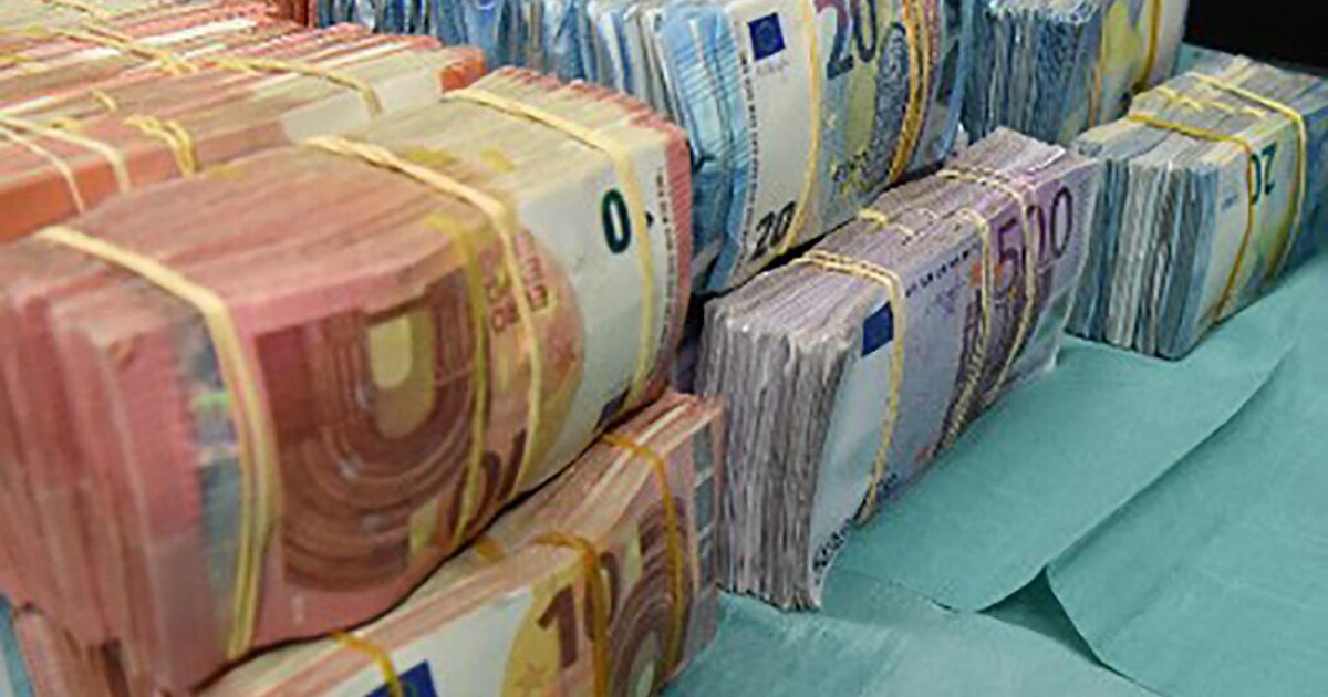 Politie neemt 2,1 miljoen euro in beslag | Regio | AD.nl