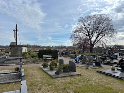 Weduwe Mies uit Denekamp bleef achter met vier kinderen: ‘Dankzij het wezenpensioen werd het iets ru