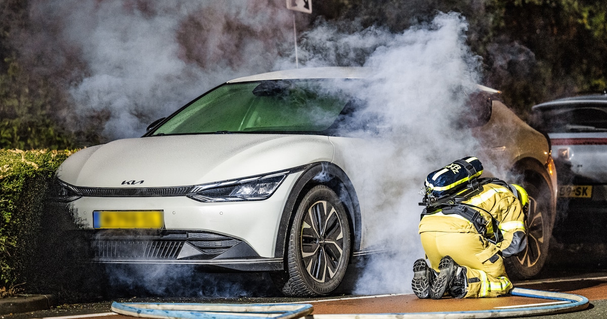 Auto in brand aan laadpaal in Maasdam, Sportlaan afgesloten