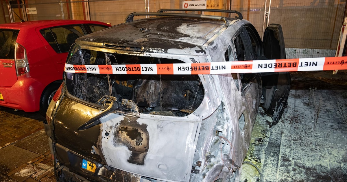 Auto brandt volledig uit in Beverwijk