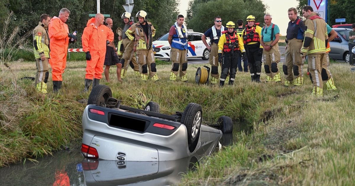 Auto belandt ondersteboven in sloot bij Tull en 't Waal