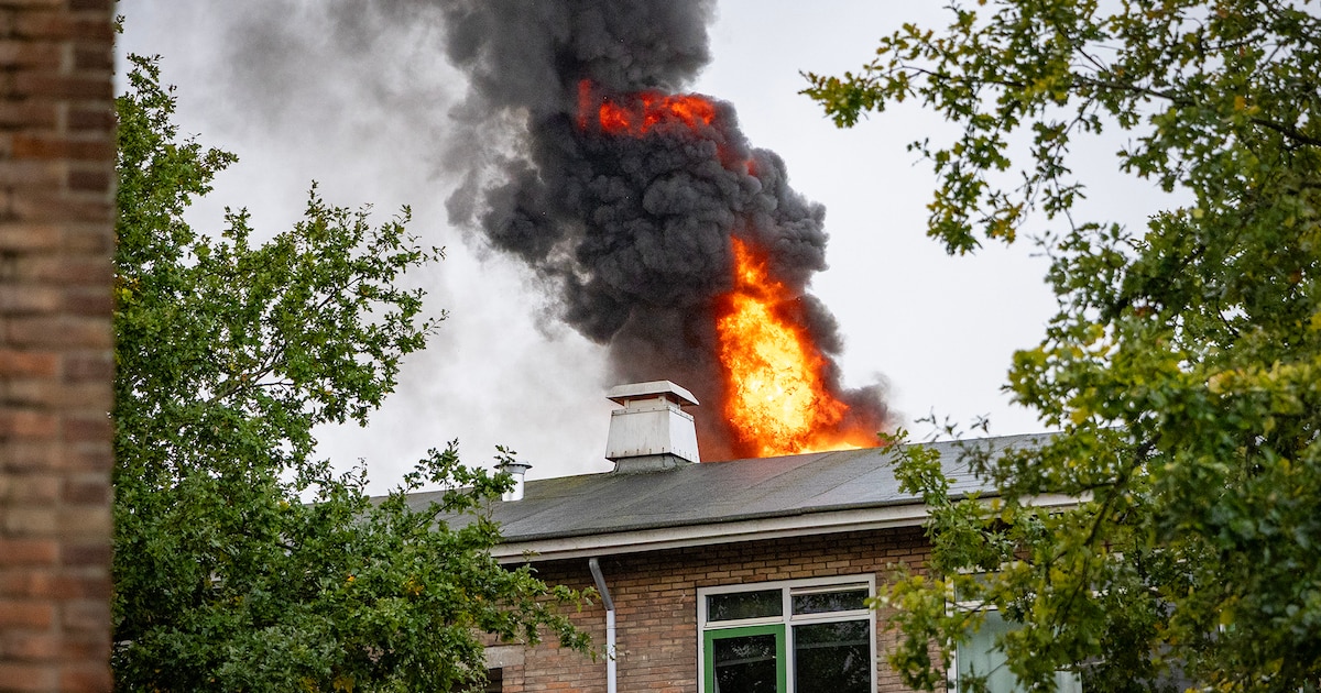 Vlammen slaan uit appartementencomplex in Santpoort-Zuid, brand snel onder controle