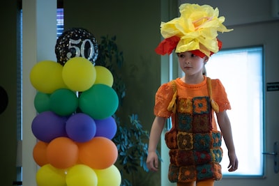 Nel en Jeanne lopen op de catwalk ter ere van 50 jaar Eerdbrand: ‘Het is prachtig gemaakt en ontzett