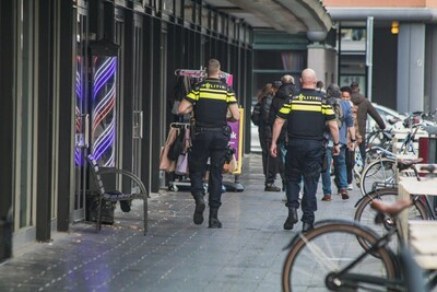 Dordtse politie gaat strenger controleren op fietsers op trottoir: ‘Toename van de overlast’