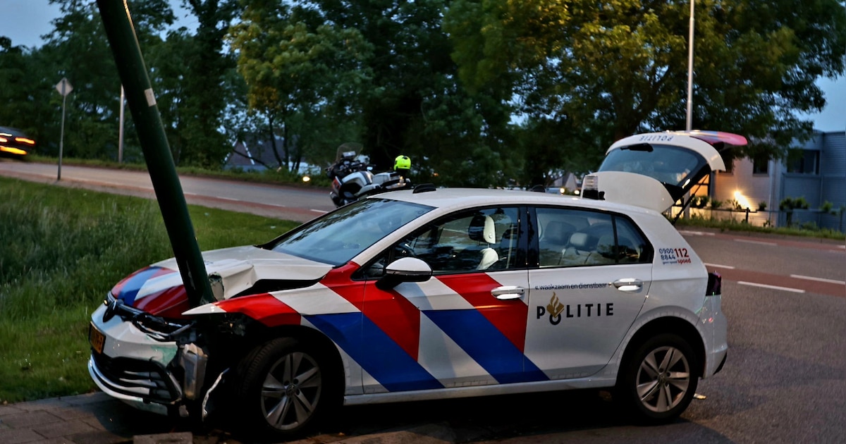 Politieauto klapt op lantaarnpaal aan de Beneluxweg in IJsselstein