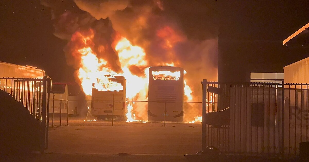 Brand verwoest twee touringcars in Susteren
