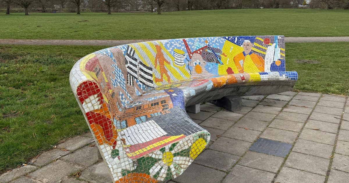 Voor dit bijzondere bankje in Almelo zijn Britse kunstenaars ingevlogen