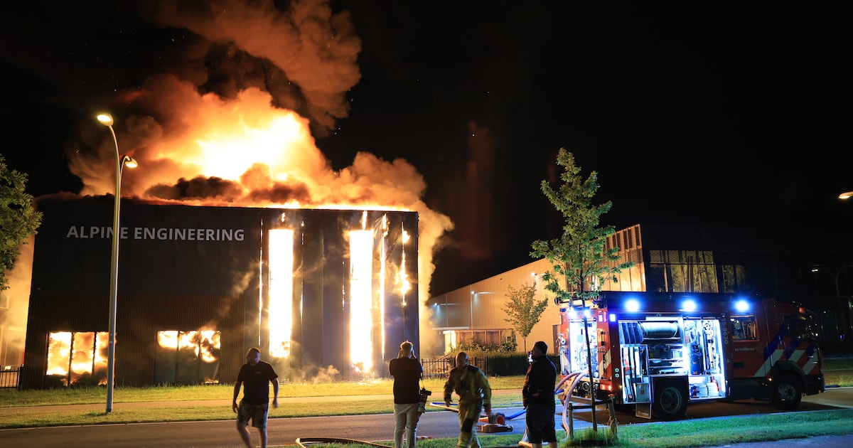 Zeer grote brand verwoest bedrijfspand Den Hoorn, A4 afgesloten vanwege rook