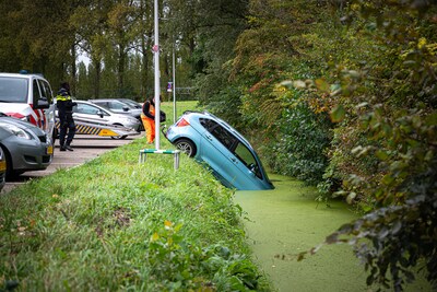 Echtpaar vergeet auto op handrem te zetten in Spijkenisse, die zo de sloot in rijdt