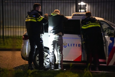 Molotovcocktail zorgt voor brand in Waalwijk, politie houdt verdachte aan op parkeerplaats