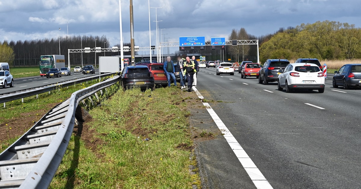 Twee auto’s in vangrail op A2 bij Vianen, flinke file door afsluiting