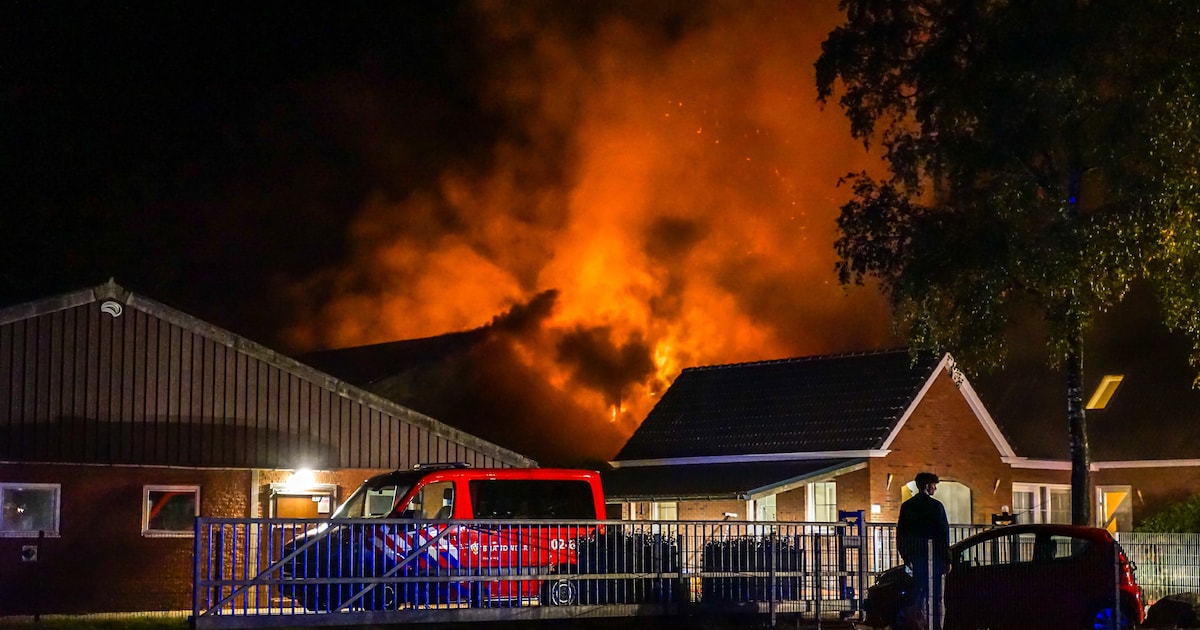 Uitslaande brand in loods met hout bij boerderij in Een-West, vuur dreigde over te slaan naar kippen