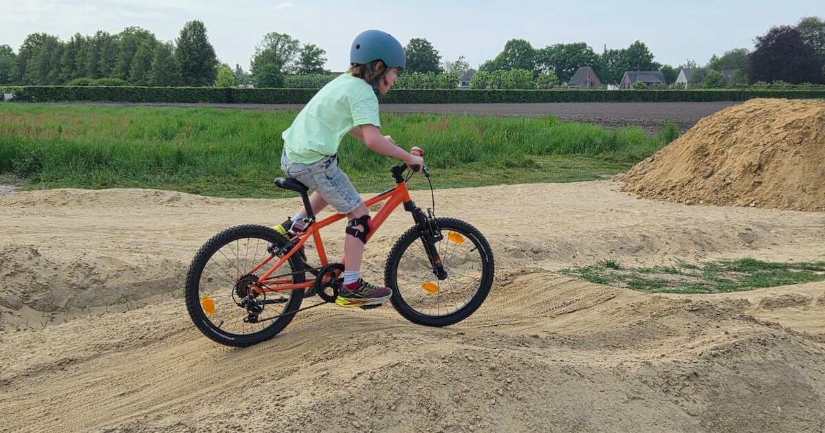 BMX-cursus, springkussen en waterpret tijdens Nationale Buitenspeeldag in Diemen op 10 juni
