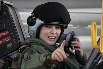 Thaise koningin Suthida vliegt voor het het eerst solo in straaljager en krijgt gouden badge