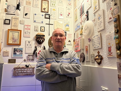 Peters wc hangt vol met tegeltjes en gekke items: 'Een harde scheet, en het vogeltje begint te fluit
