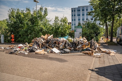 Vuilniswagen dumpt lading aan Vosdijk in Arnhem na mogelijke brand