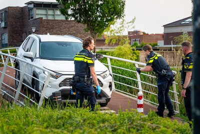 Bestuurder gestolen auto ramt politiewagens tijdens achervolging, maar rijdt zich klem op fietsbrug
