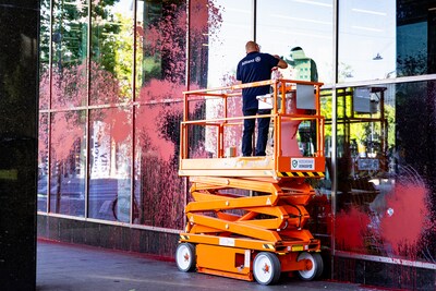 Kantoor van verzekeringsmaatschappij Allianz op Coolsingel beklad, ruiten ingeslagen