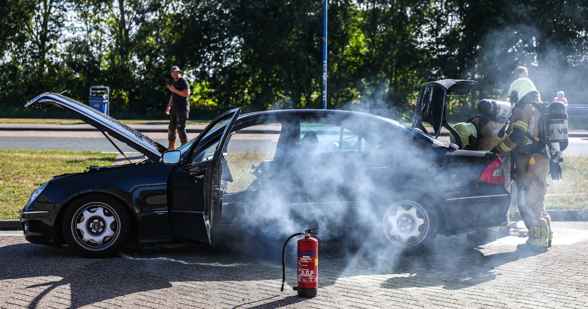 Auto vliegt in brand bij tankstation langs N31