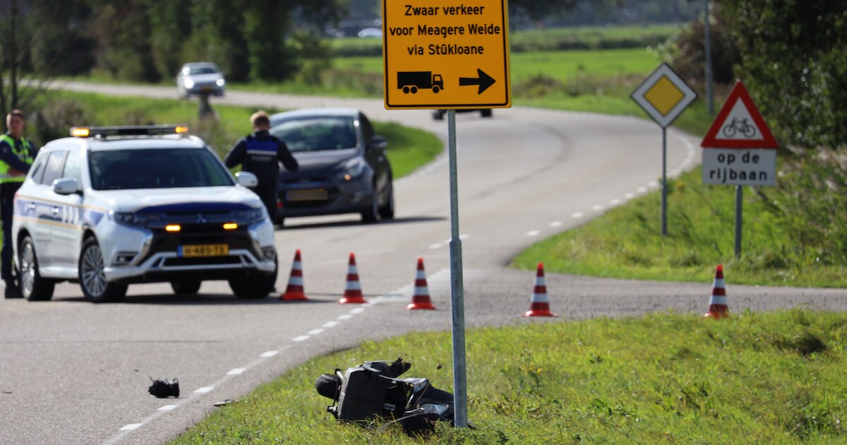 Scooterrijder naar ziekenhuis na botsing met auto op de Stûkenwei in Warten
