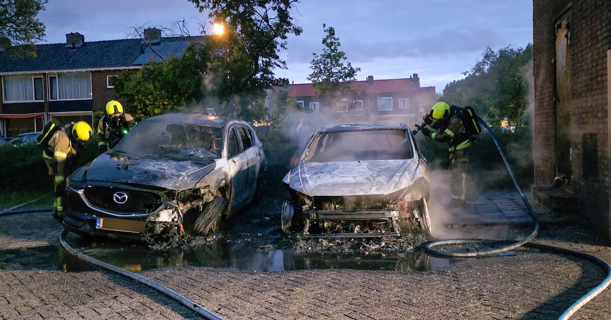 Geparkeerde auto brandt uit aan de Kloosstraat in Zwijndrecht