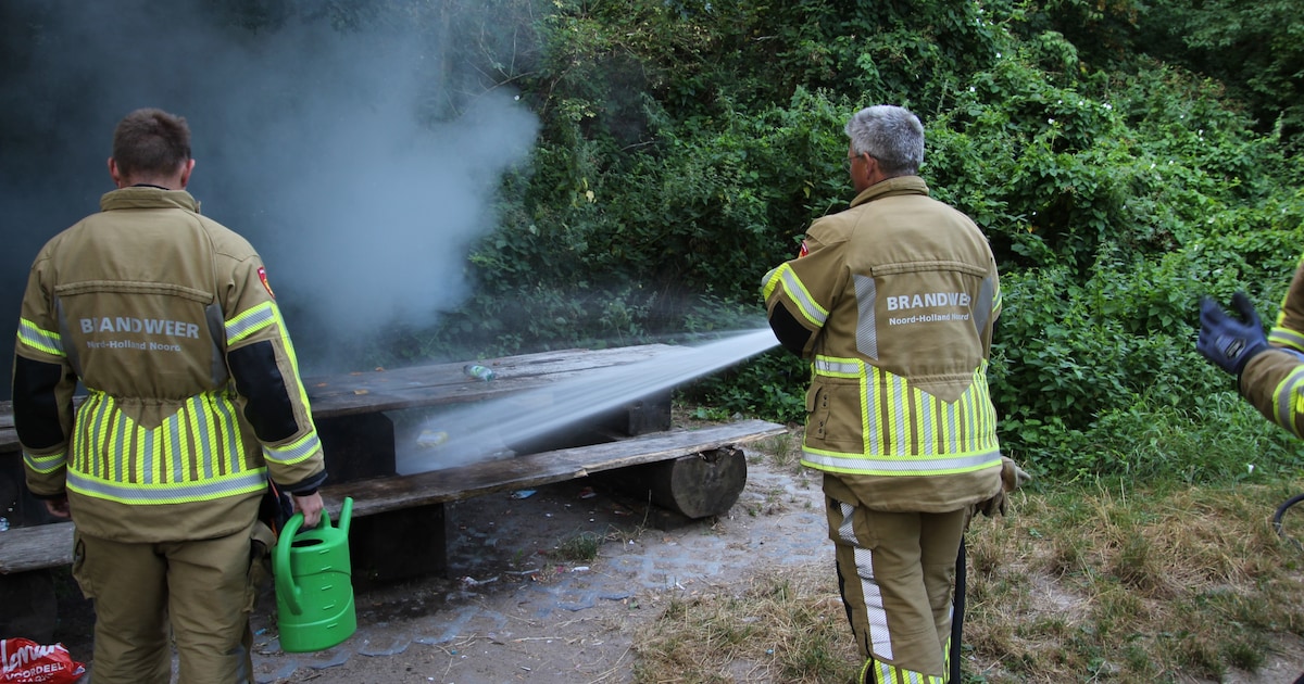 Picknicktafel in brand langs Rustenburgerweg in Heerhugowaard