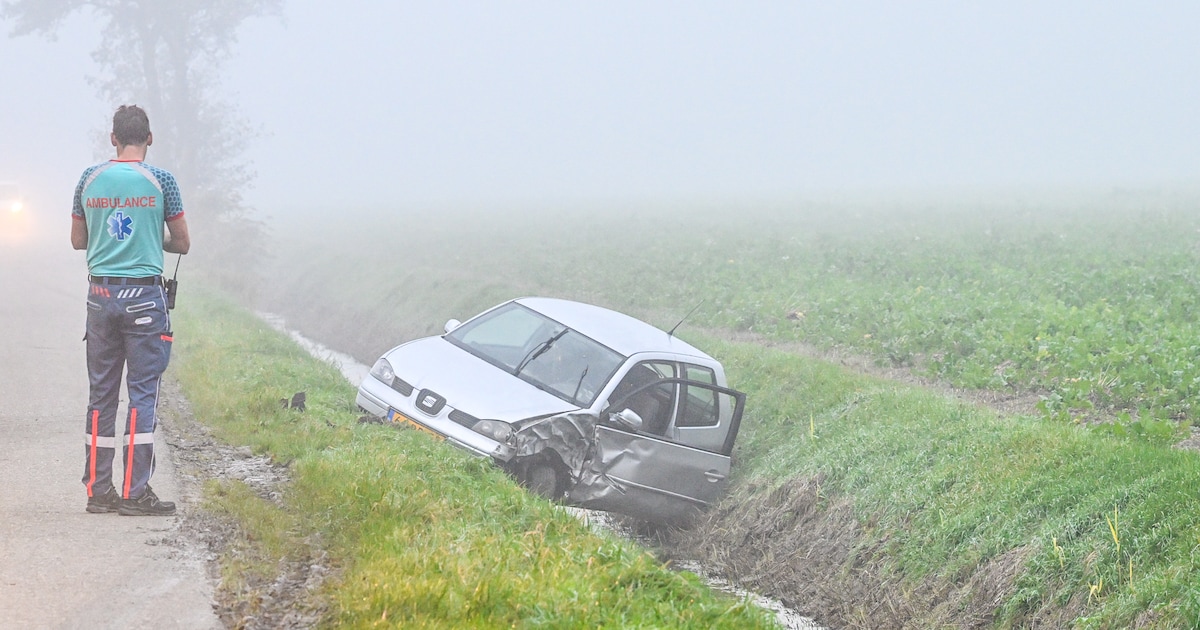 Tractor en auto in botsing op mistige Derk Luddesweg in Oudeschip ...