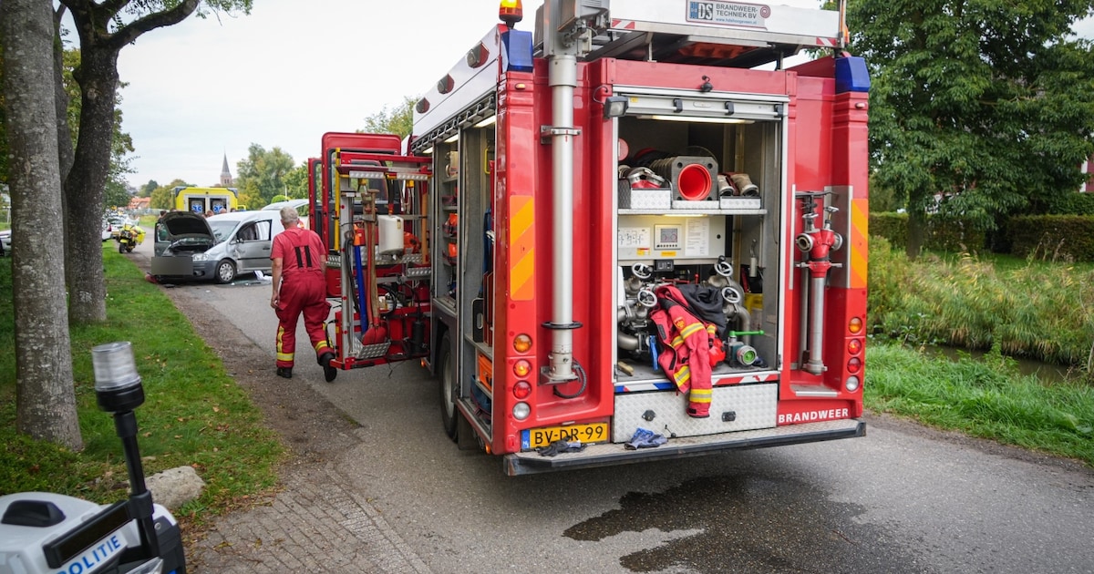 Auto botst tegen boom op Onderdendamsterweg in Warffum